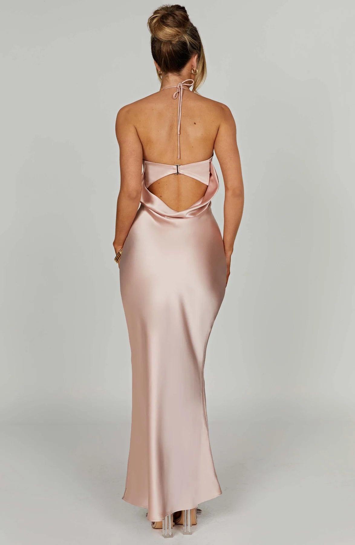 Robe longue ajustée en satin de luxe, romantique et féminine, longueur au sol, plissée, dos nu, bretelles spaghetti, robe de bal